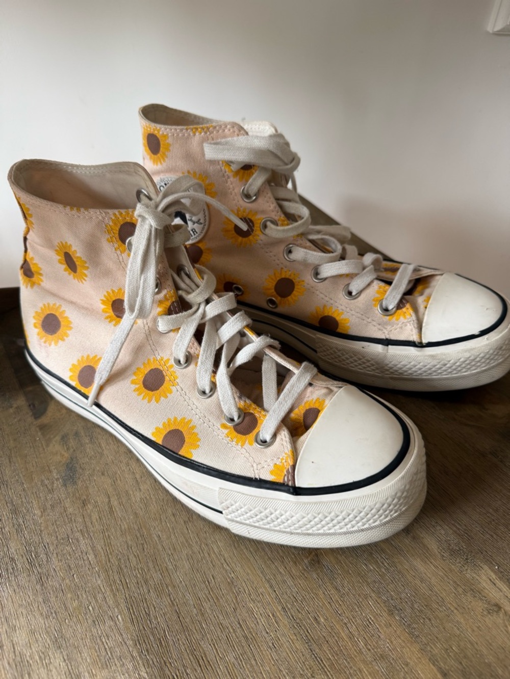 Converse Hightop Platform Sunflower Print High-Top Canvas Sneakers EUC 8.5 Women